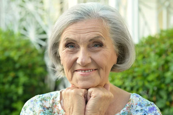 Mulher sênior no parque de verão — Fotografia de Stock