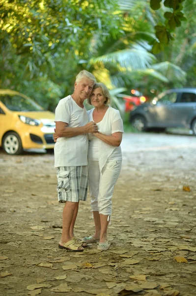 Pareja de ancianos descansan en resort tropical —  Fotos de Stock