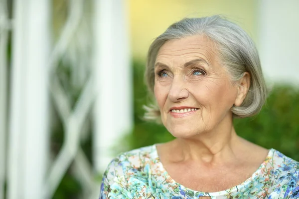 Senior woman in summer park — Stock Photo, Image