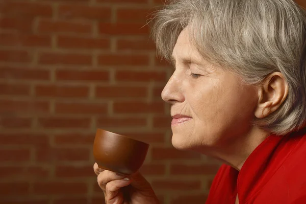 Donna anziana con tazza di caffè — Foto Stock