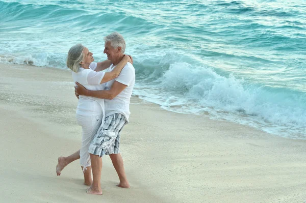 Elderly couple rest at tropical resort — Stock Photo, Image