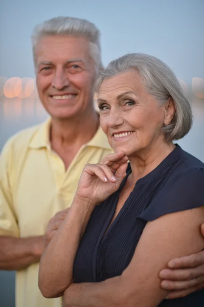 Casal sénior feliz perto do rio — Fotografia de Stock