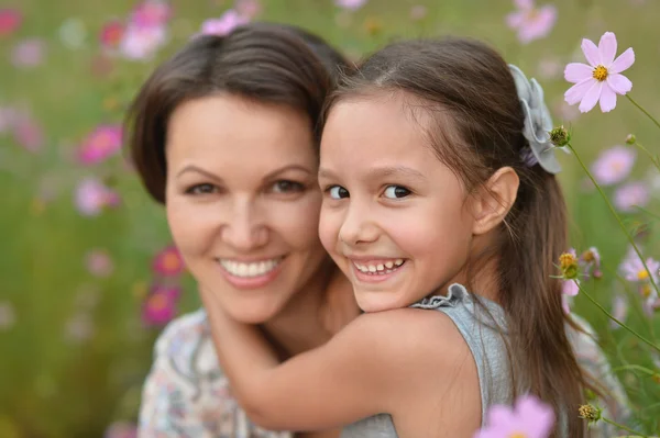 Flicka med mamma i park — Stockfoto