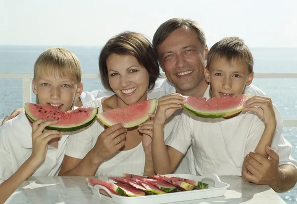 Familie eten watermeloen — Stockfoto