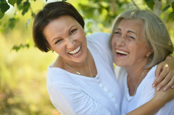 Senior Madre e figlia nel parco — Foto Stock