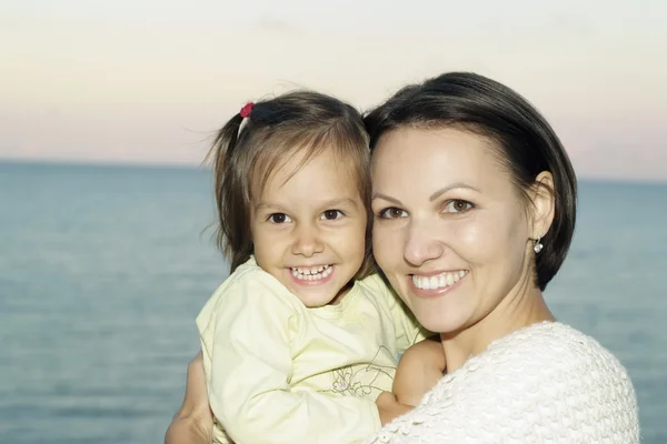 Mãe com filha na praia — Fotografia de Stock