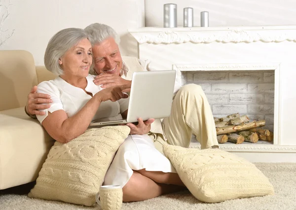 Volwassen paar met laptop — Stockfoto