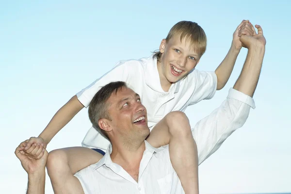 Padre e hijo en el fondo del cielo — Foto de Stock