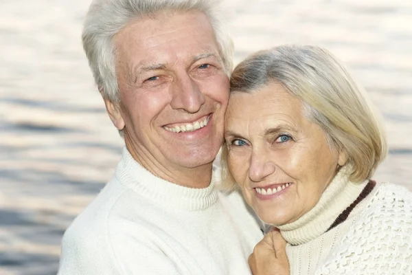 Coppia anziana in mare — Foto Stock