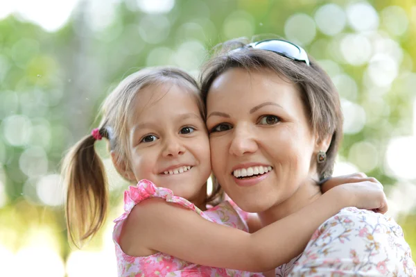 Flicka med mamma i park — Stockfoto