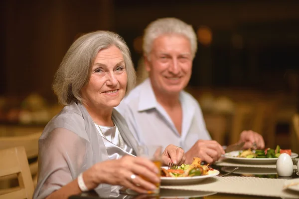 Parejas maduras en el restaurante —  Fotos de Stock