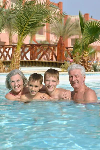 Szczęśliwa para starszych z wnuków — Zdjęcie stockowe