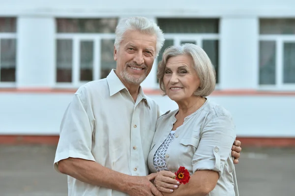 Pareja madura cerca de casa —  Fotos de Stock