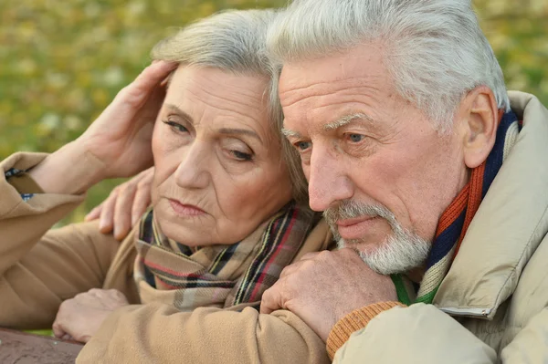 Sad senior couple in  park — Stock Photo, Image