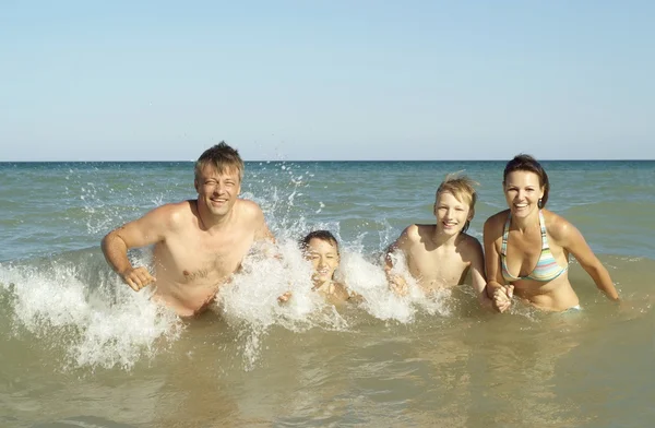 Famiglia felice in spiaggia — Foto Stock