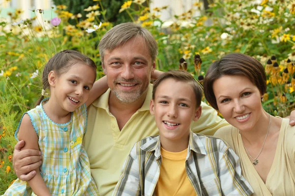 Familjen vilar i sommarparken — Stockfoto