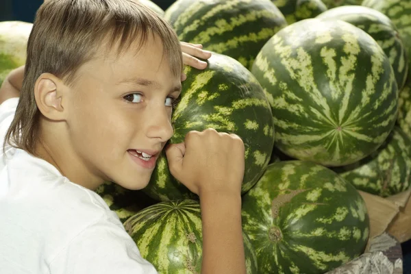 Kleine jongen kiezen watermeloen — Stockfoto