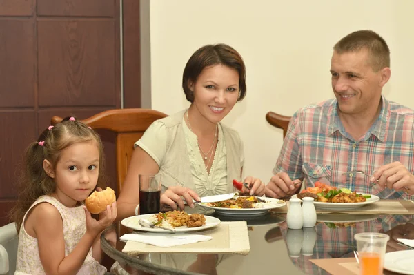 Lycklig familj på frukost — Stockfoto
