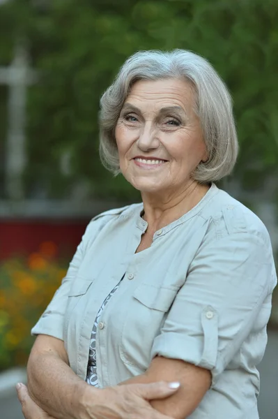 Femme âgée dans le parc d'été — Photo