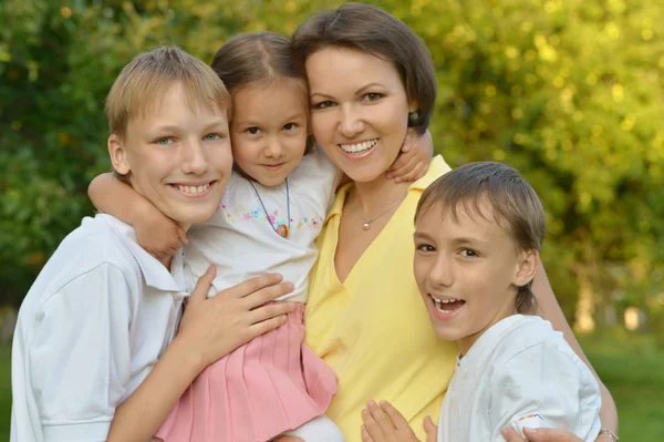 Familie rust in het zomerpark — Stockfoto