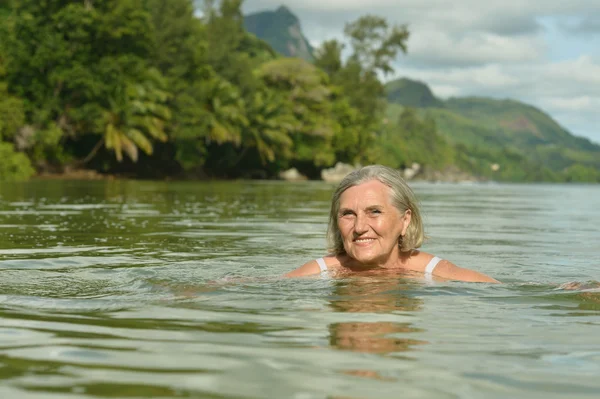 Starší žena plavání na moři — Stock fotografie