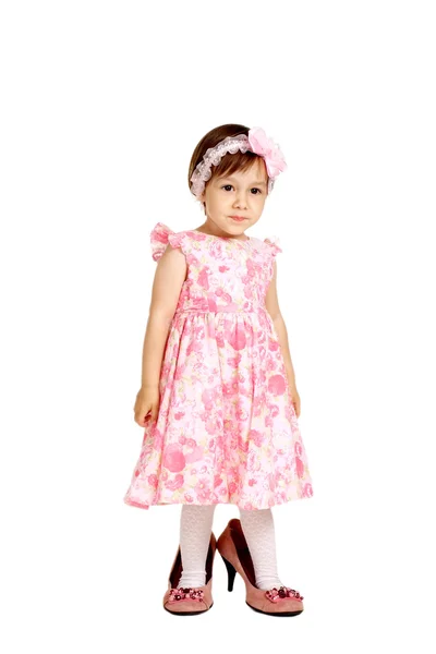 Маленькая девочка в платье и большие ботинки — стоковое фото
