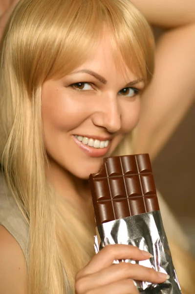 Bella donna con cioccolato — Foto Stock