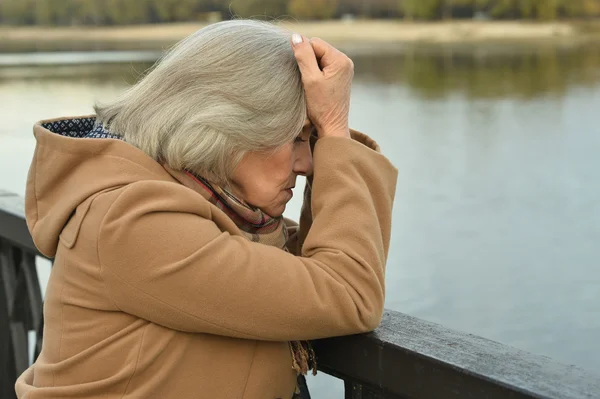 Sorgliga senior kvinna nära floden — Stockfoto