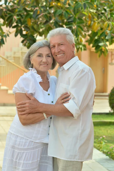 Pareja mayor en hotel resort — Foto de Stock