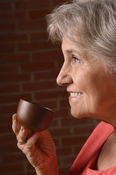 Donna anziana con tazza di caffè — Foto Stock