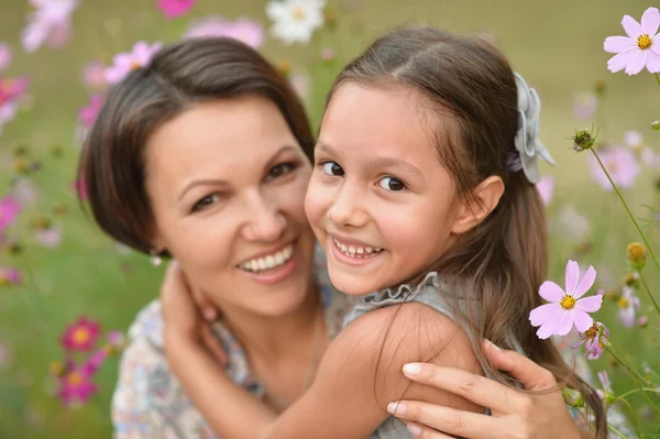 Flicka med mamma i park — Stockfoto