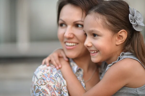 Bambina con madre a piedi — Foto Stock