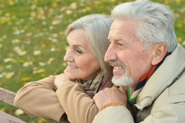 Coppia Senior nel parco autunnale — Foto Stock