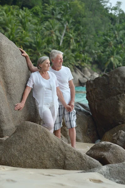 Starší pár si v tropických resort — Stock fotografie