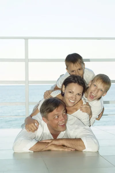 Glückliche Familie auf dem Schiff — Stockfoto