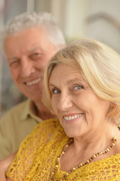 Feliz pareja de ancianos —  Fotos de Stock