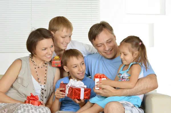 Familia feliz con regalos — Foto de Stock