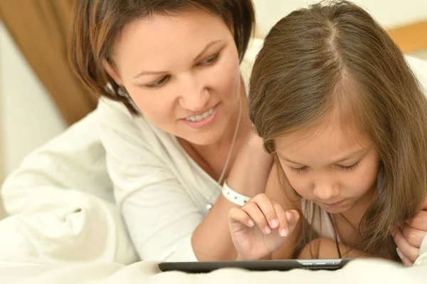 Madre e hija con tableta pc — Foto de Stock