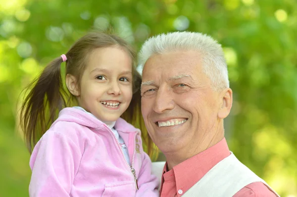 Homme avec petite-fille dans le parc de printemps — Photo