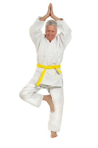 Äldre man i karate pose — Stockfoto