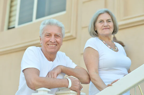 Couple aîné près de l'hôtel — Photo