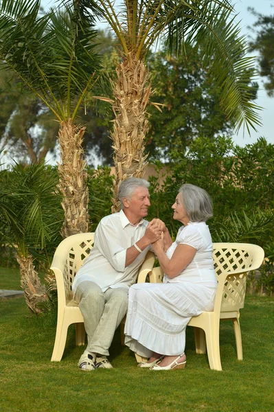 Старша пара в тропічному саду — стокове фото