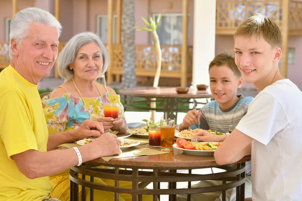 Mor-och farföräldrar med barnbarn på frukost — Stockfoto