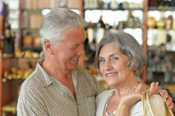 Senior couple in a shopping center — Stock Photo, Image