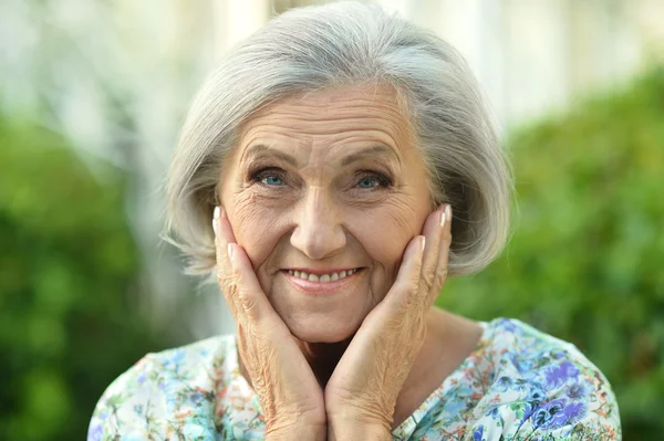 Старшая женщина в летнем парке — стоковое фото