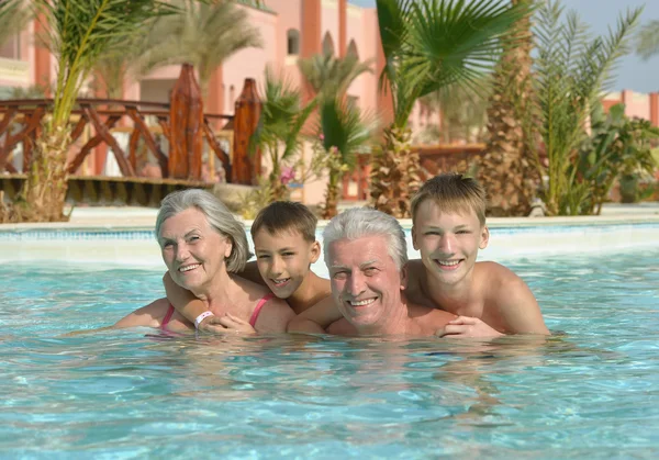Felice coppia anziana con nipoti — Foto Stock