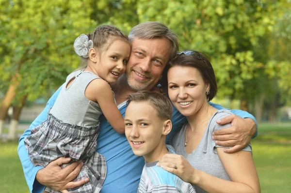 Familjen vilar i sommarparken — Stockfoto