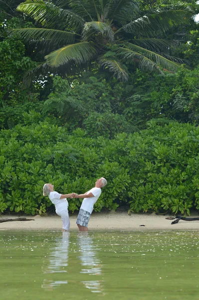 Äldre par resten på tropical resort — Stockfoto