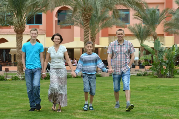 Familie in tropische resort. — Stockfoto