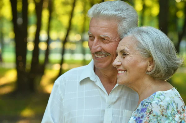 Ouder paar in zomer park — Stockfoto